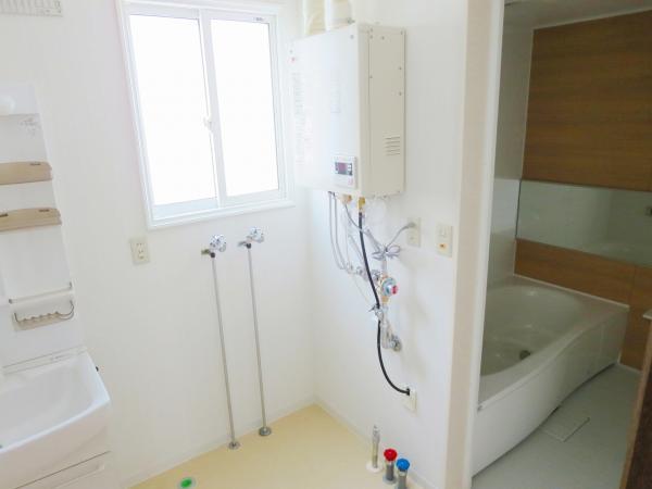 Non-living room. In a neat impression a narrow wash room with a wall-mounted boiler.