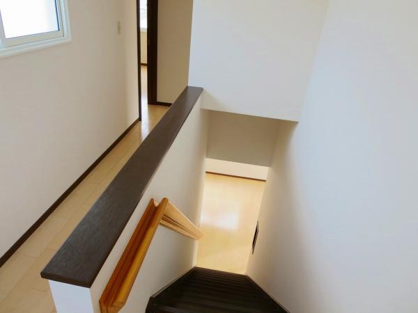 Other introspection. Since the staircase is equipped with a handrail, It is safe to rise and fall from the summoned the New Year.