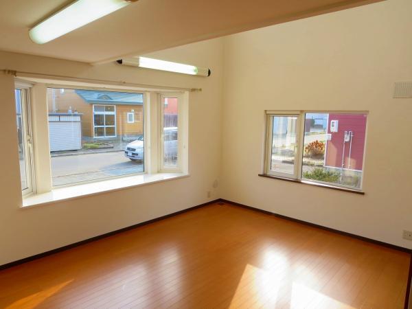 Living. Living-dining kitchen together 18 Pledge