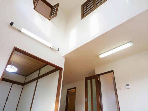 Other introspection. The ceiling of the living room is bright and airy atrium