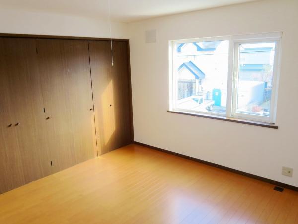 Non-living room. Also it comes with a window in the wall of the surface of 2 Kaiyoshitsu 8 quires atrium