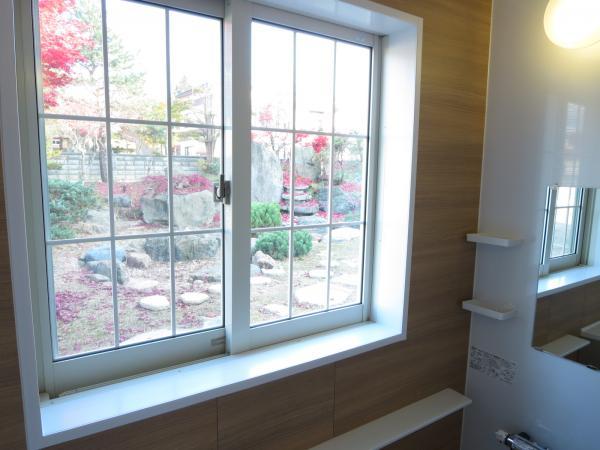 Other introspection. Bathing you can enjoy and relax while watching the garden