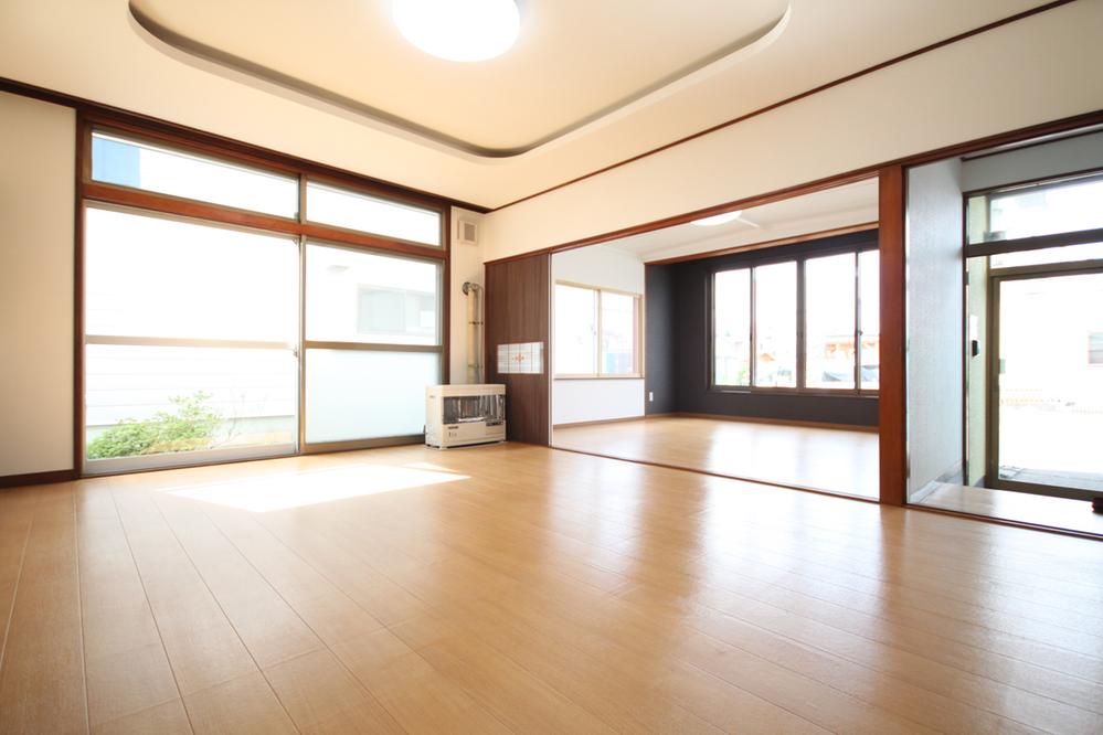 Living.  ☆ Spacious of 15 quires LDK ☆ 