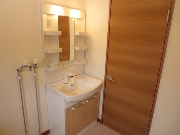 Wash basin, toilet. Cleaning is easy because the new shampoo dresser shower hose extends. Joinery was also will be replaced.