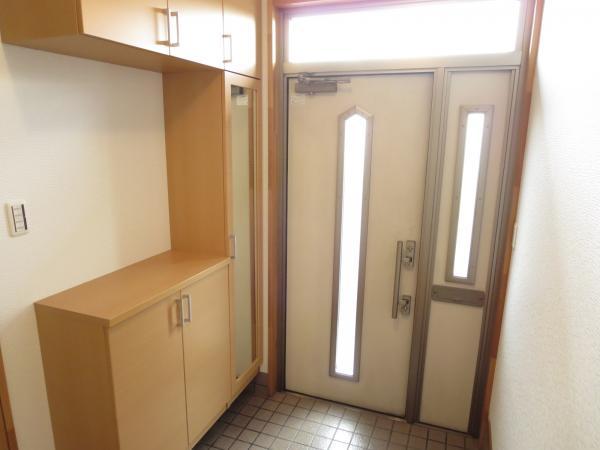 Entrance. New shoes BOX can be for women boots Shikarri storage