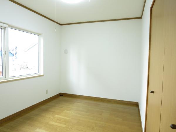 Non-living room. The first floor of the Western-style 6 quires