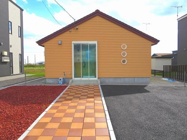 Local appearance photo. It was fashionable to finish laying the color crushed stone