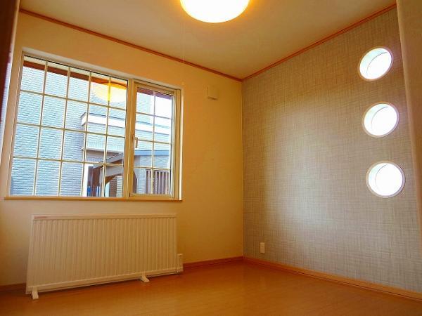 Non-living room. Fashionable Western-style 5 Pledge round window