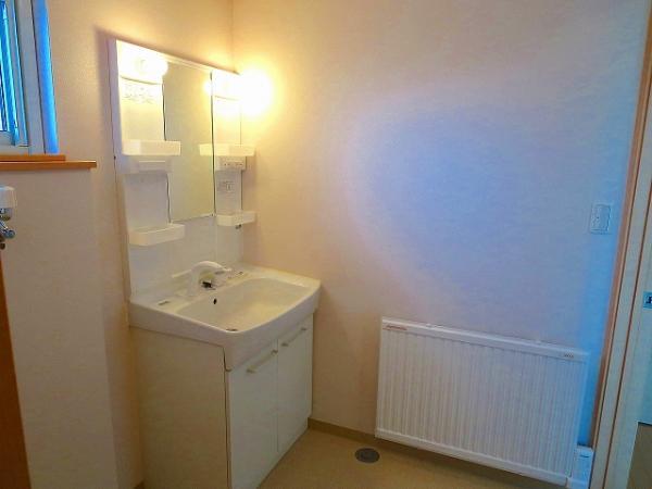 Wash basin, toilet. Feet also warm with a heater