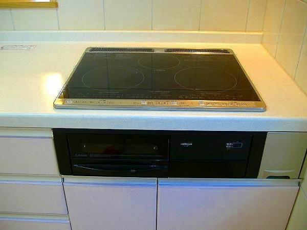 Kitchen. Easy to clean clean! IH cooking heater