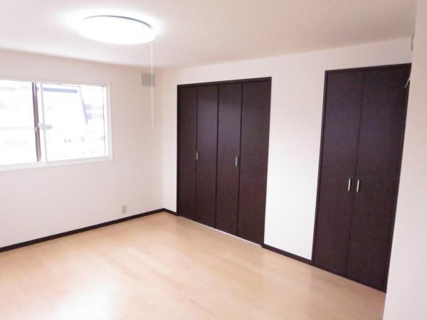 Non-living room. 2 Kaiyoshitsu 9.5 Pledge Ventilation is good because the window is in the two-sided