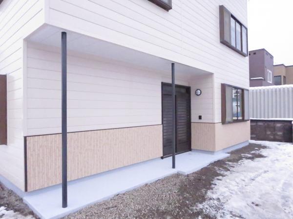 Entrance. It was at the entrance around the fashionable