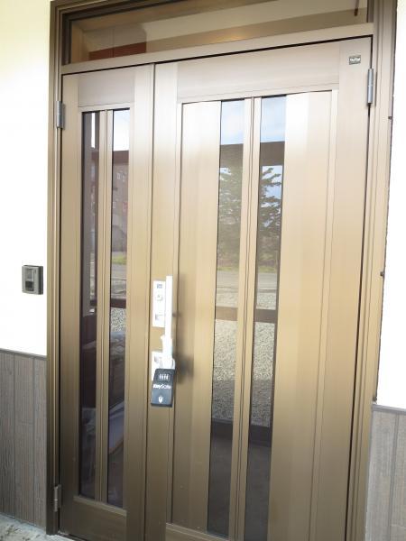 Entrance. Although an existing entrance door, It was key exchange. It is safe