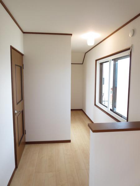 Other introspection. 2nd floor hall It is bright because it comes with a window