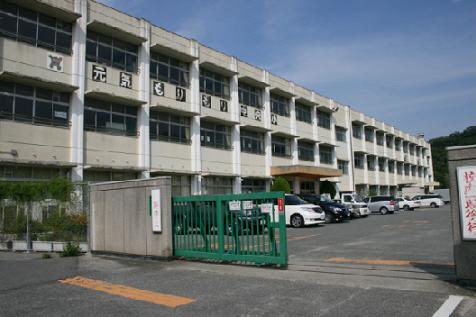 Primary school. 1087m to the center primary school (elementary school)