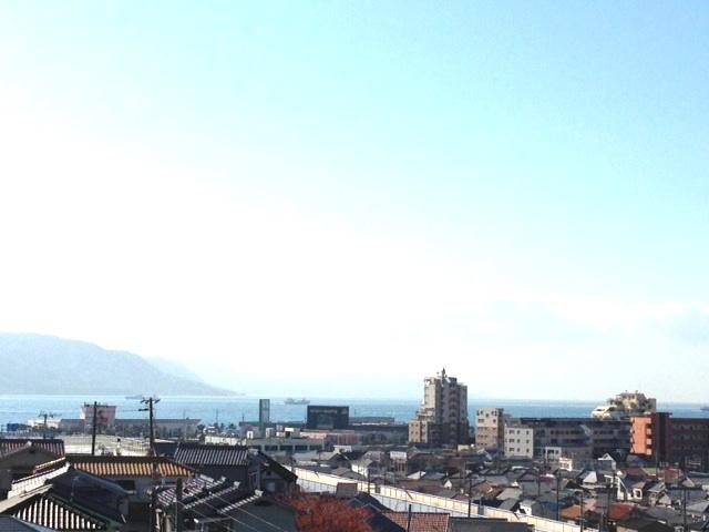 View photos from the dwelling unit. View from local irresistible Overlooking (2013 November) shooting Awaji Island also Akashi Bridge nor clean sea all! 