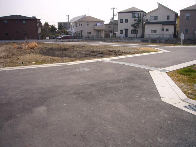 Local photos, including front road. Within walking distance from the JR Okubo Station. All 12 subdivisions!