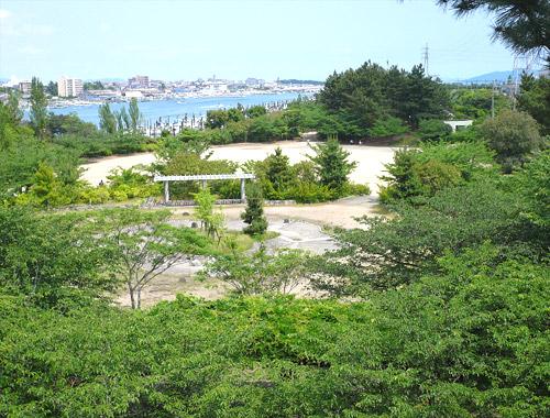 park. Until Akashi Seaside Park 1040m about 172,000 square meters ・ There is also a pool and a tennis court, Surrounded by the sea and the green "Akashi Seaside Park".