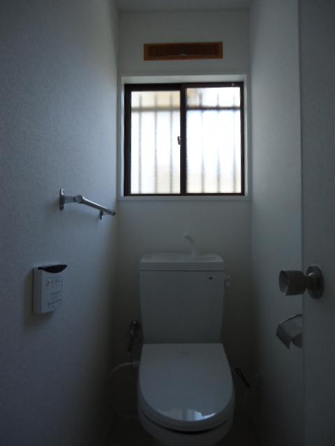 Toilet. Local (April 9, 2013) Shooting