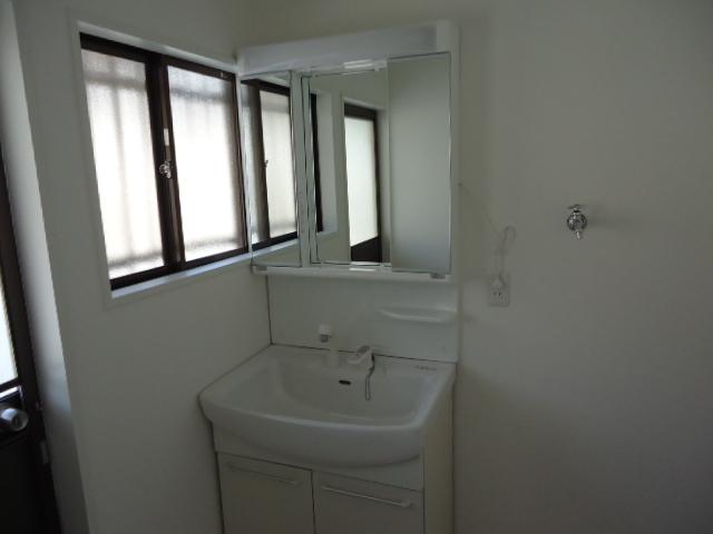 Wash basin, toilet. Local (April 9, 2013) Shooting