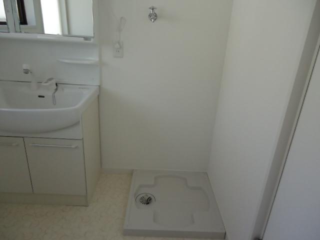 Wash basin, toilet. Local (April 9, 2013) Shooting