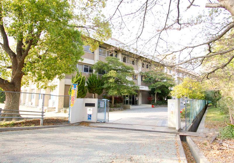 Junior high school. Asagiri 670m until junior high school