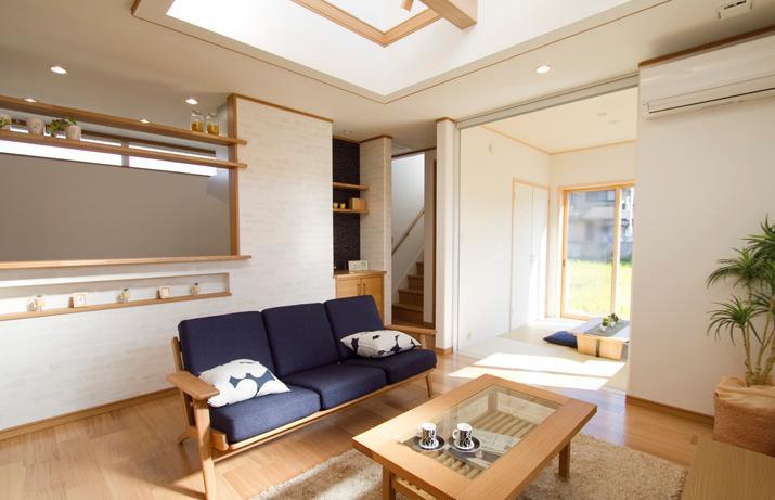 Living. Open living that leads to the Japanese and flat. The upper atrium will brighten your room.