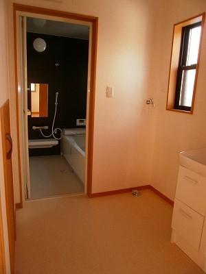 Wash basin, toilet. Immediately from the kitchen