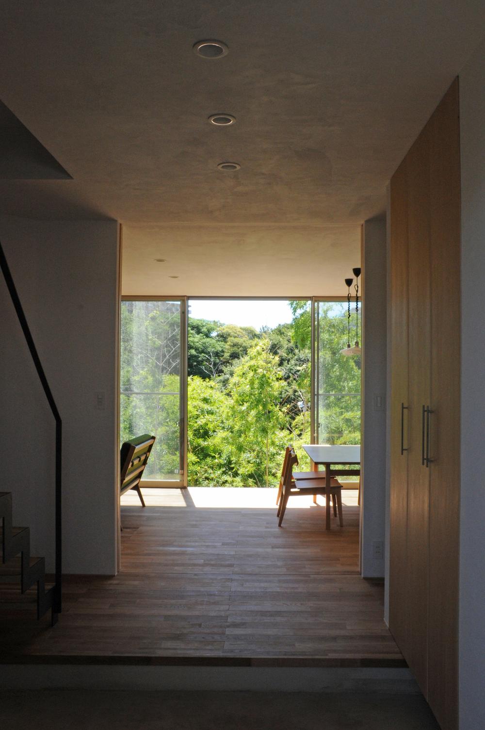 Building plan example (introspection photo). «Our construction cases» entrance ・ LDK ・ In line with the wooded area do the zoning so that the line of sight escapes, I placed each chamber at the center of the straight line