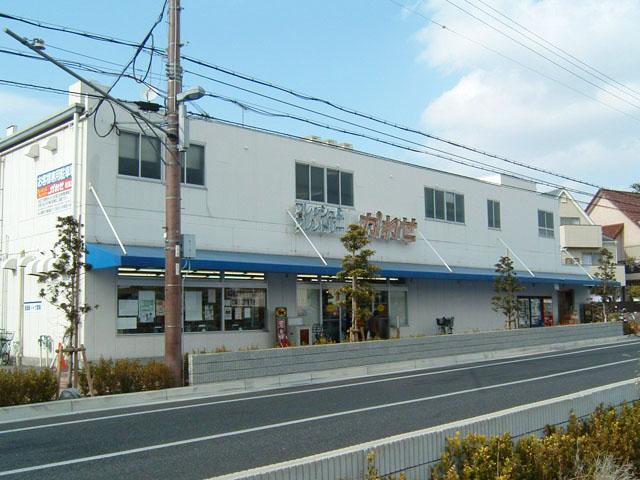 Supermarket. 600m to Kawase