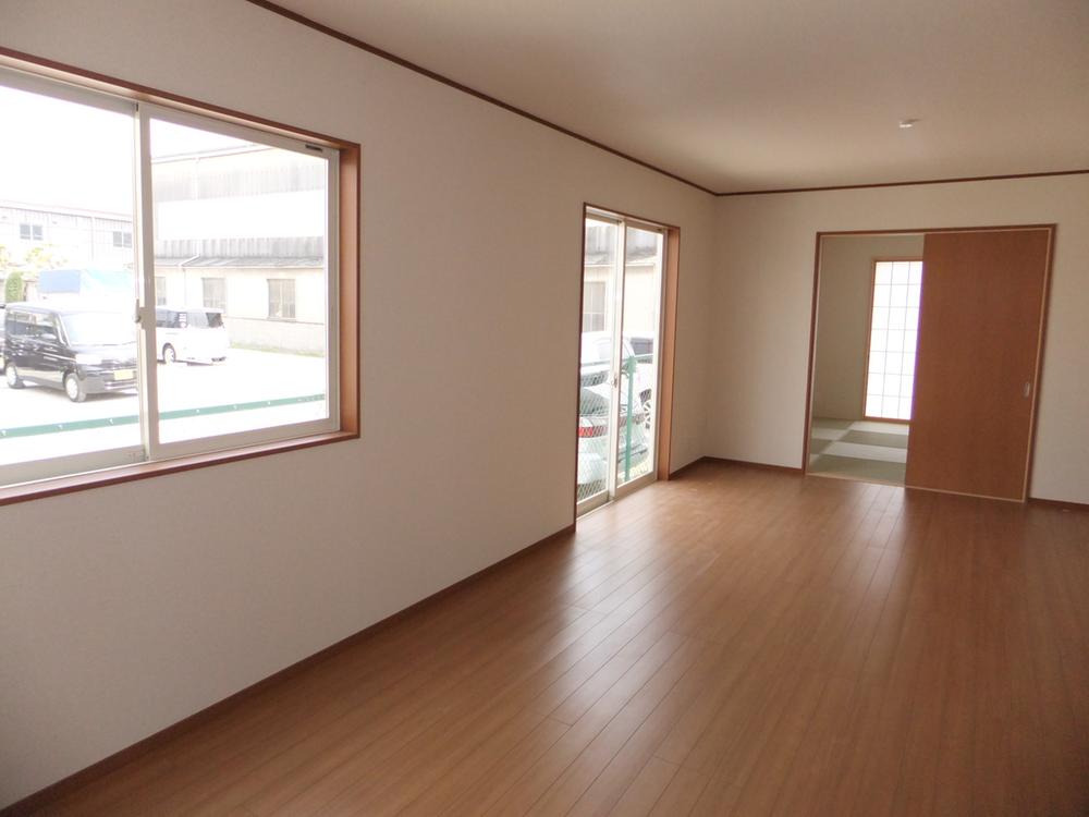 Same specifications photos (living)