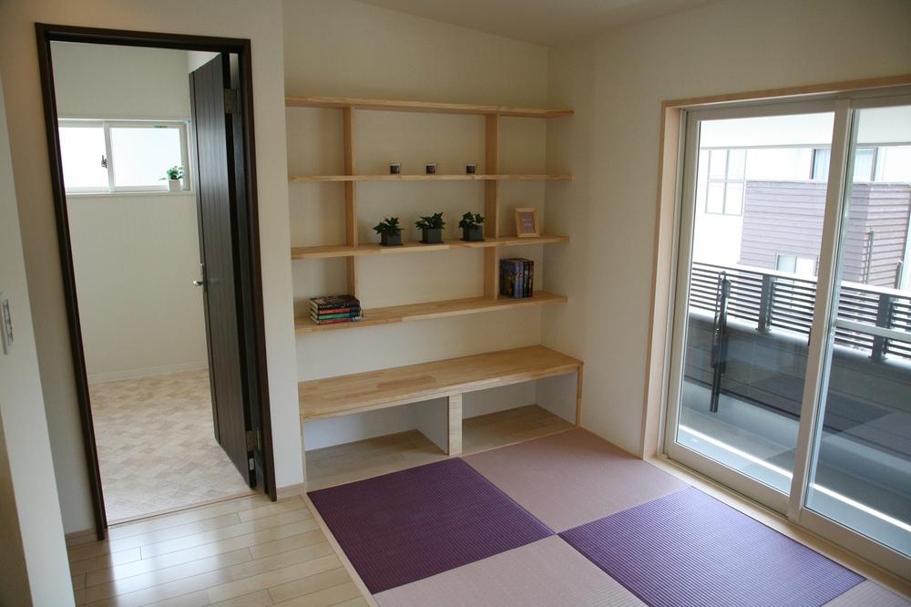 Model house photo. "Tatami Corner"