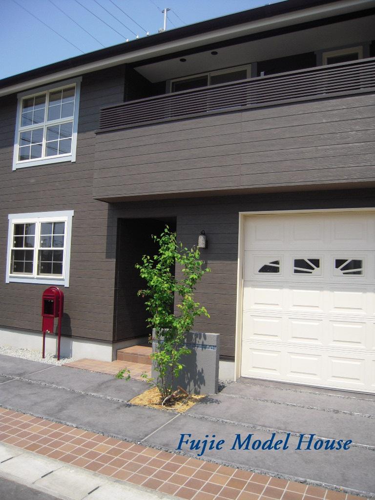 Building plan example (exterior photos). Model house [A house with a inner garage / Akashi Fujie]  From car also rejoice inner garage, It will begin exciting pounding. 