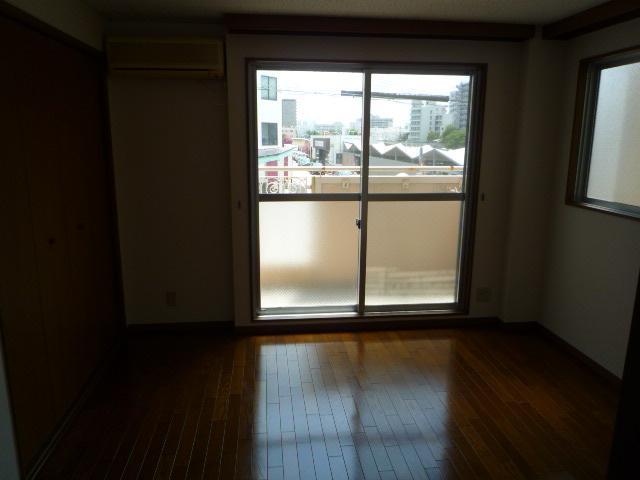 Living and room. Room (2)