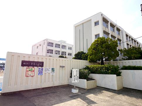 Primary school. Municipal Nakazaki until elementary school 920m