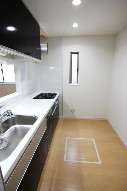 Kitchen. ◆ 1 Building Kitchen ◆ Counter kitchen with a dishwasher. Shower Faucets Ya that water purifiers were internal organs at the tip of the faucet, Such as scratches and dirt is difficult to the entire surface of the embossing of the sink that luck, Usability is preeminent!