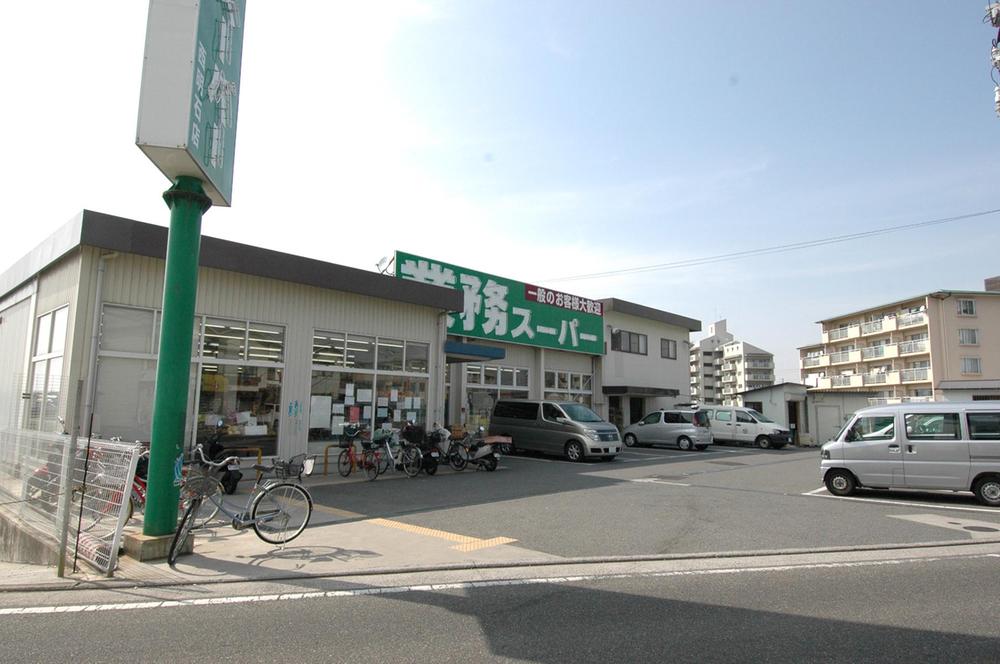 Supermarket. Business for Super 170m nearest shopping facility to the business super.