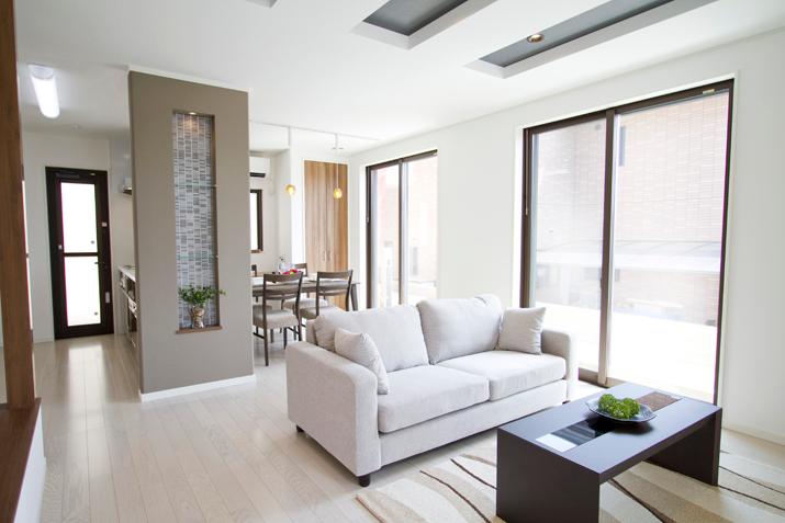 Model house photo. Model house of the neighborhood in the public. Plenty of daylight from large windows, bright LDK.