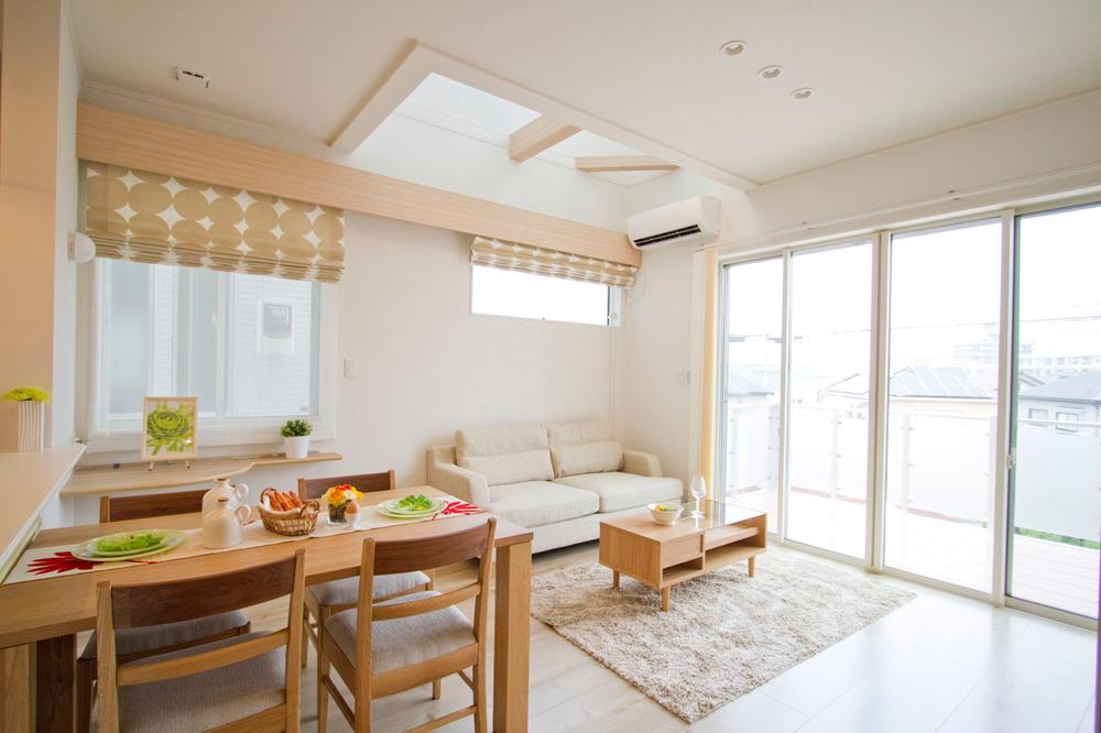 Model house photo. Model house of the neighborhood in the public. Ceiling which is set to be higher, Open space that plugs from the upper atrium and large windows of the light.