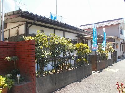 Local photos, including front road. Between a population of about 11 meters