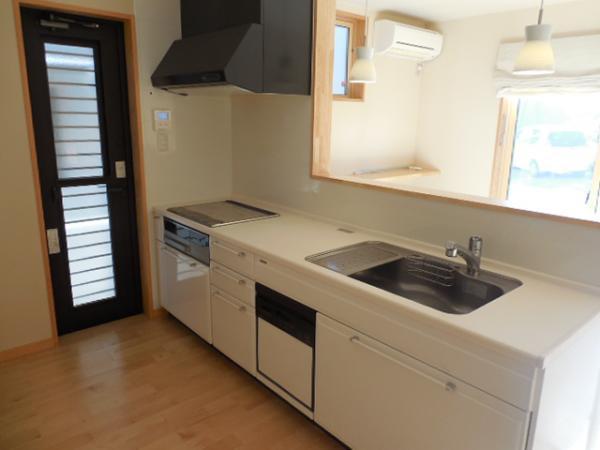 Kitchen. Face-to-face kitchen with a dishwasher!
