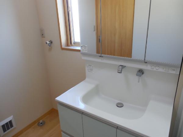 Wash basin, toilet. Stylish wash basin!