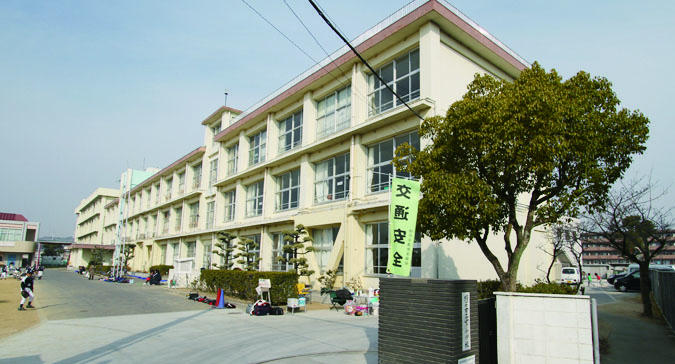 Primary school. Yamate until elementary school 640m