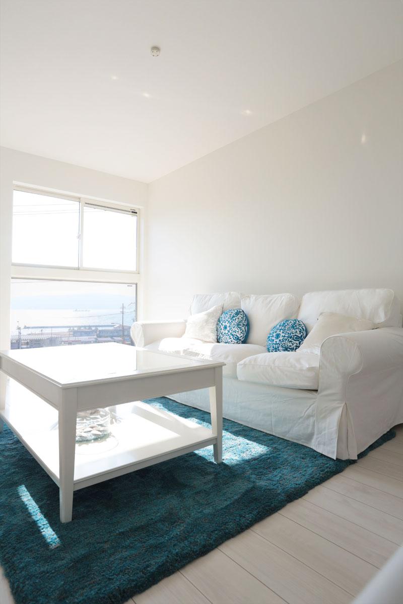 Living. From the window of the ocean view facing the living room, Delivers sunshine to the kitchen (A-3)