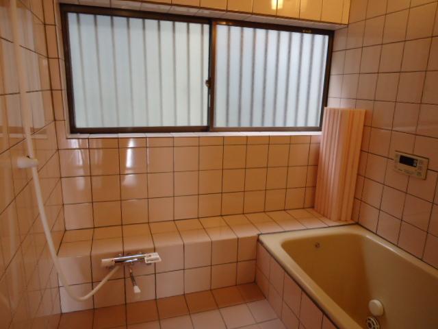 Bathroom. Local (October 5, 2013) Shooting