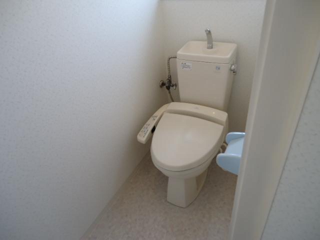 Toilet. Local (October 31, 2013) Shooting