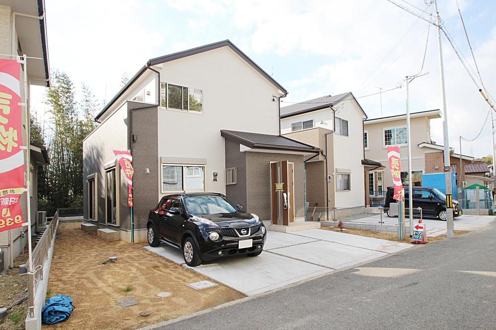 Local appearance photo. Spacious 51 square meters, It is a single-family garden. Of course, parking spaces also two. 