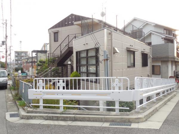 Local appearance photo. Three-way corner lot