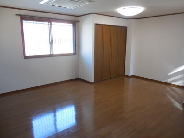 Non-living room. 12 Pledge of Western-style