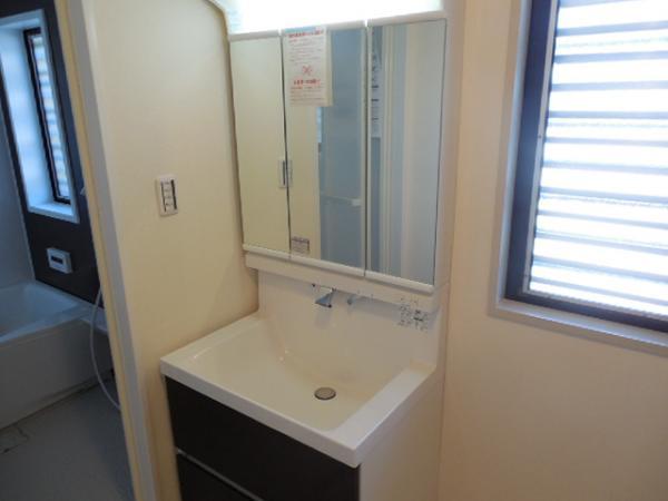 Wash basin, toilet. Wash